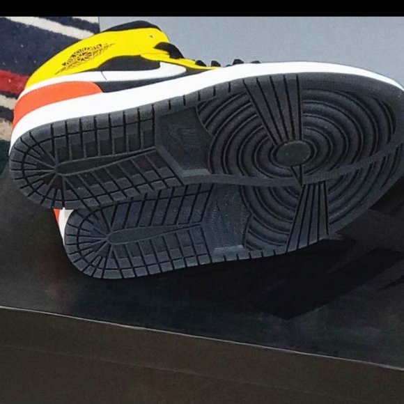 Jordan 1 Mid Black Amarillo Orange - Picture 2 of 6